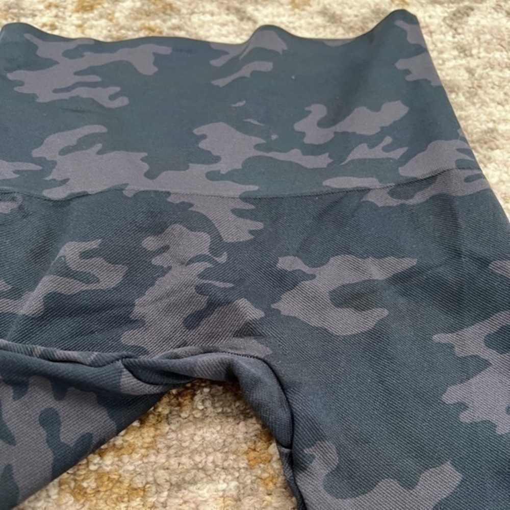 SPANX Look At Me Now Seamless Cropped Camo Athletic Leisure Leggings - Picture 5 of 8